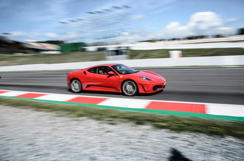Conducir un Ferrari F430 en circuito con LetsDriving