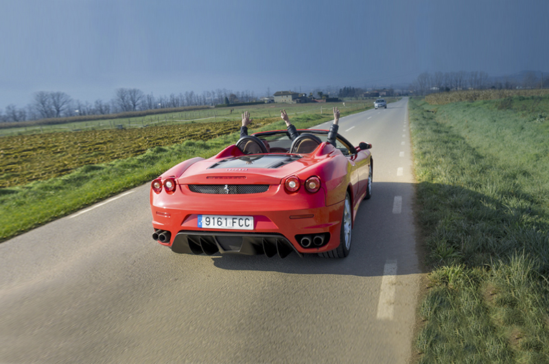 Conducir un Ferrari F430 en carretera abierta con LetsDriving